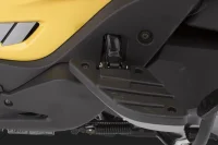 Imagem com foco na pedaleira retrátil da People GTi 300 ABS amarela 12