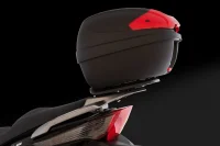 imagem da People GTi 300 ABS Preta de lado com foco no baú 8