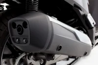 Imagem do escapamento da People GTi 300 ABS com a imagem de traz de baixo pra cima próximo a roda traseira 11