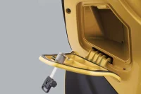 Imagem do porta luvas da People GTi 300 ABS amarela com a chave junto 5