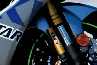 Imagem aproximada da suspensão showa bff da GSX-R1000R 16