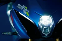 Imagem aproximada do farol dianteiro da GSX-R1000R 21
