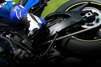 Imagem mostrando de perto o sistema de troca de marchas da GSX-R1000 14