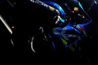 Imagem mostrando o sistema de assistente de baixo rpm da GSX-R1000 em fundo escuro 12