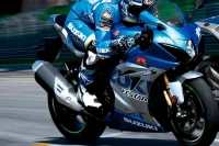 Piloto em alta velocidade com a GSX-R1000R MotoGP edition 2