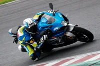Piloto fazendo uma curva na pista de corrida com a GSX-R1000R 13