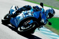 Piloto fazendo uma curva na pista de corrida com a GSX-R1000R 22