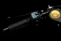 Imagem mostrando o sistema de mapeamento da GSX-R1000 em fundo escuro que fica no guidão esquerdo da motocicleta 23