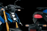 a esquerda visão frontal da GSX-S1000, com foco nos faróis e a direita visão traseira das lanternas e piscas 17