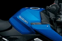 foco no tanque de combustível azul da nova GSX-S1000 2