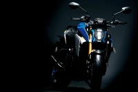 GSX-S1000 com o farol aceso em um fundo preto 16