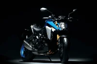 imagem da GSX-S1000 nova vista de lado, com farol aceso 1