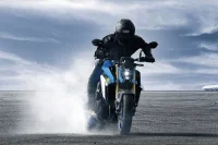 Piloto acelerando com a GSX-S1000 na pista 19
