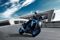 Piloto fazendo uma curva com a GSX-S1000 9