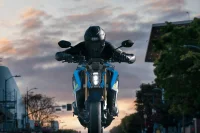 Visão frontal do piloto com a GSX-S1000 na rua 13