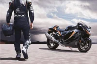 Piloto caminhando até a Hayabusa com o capacete na mão 0
