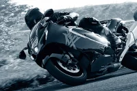 piloto em uma curva com a Hayabusa 2