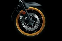 Imagem da roda dianteira da V-Strom 650 ADV em fundo escuro 5