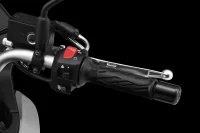 Imagem mostrando o guidão da V-Strom 650 XT em fundo escuro 3