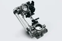 Imagem que mostra como funciona o sistema de injeção de combustível da V Strom 650 XT de corpo duplo em fundo branco 9