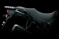 Imagem que mostra o assento da V Strom 650 em um fundo escuro 17