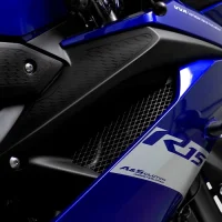 Detalhes aproximados da carenagem lateral da Moto Supersport R15 9