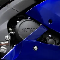 Detalhes da carenagem lateral da Moto Supersport R15 7