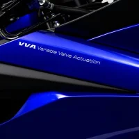Detalhes de escrita na carenagem lateral da Moto Supersport R15 1