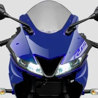 Visão frontal da Moto Supersport R15 ,destaque na bolha frontal e farol de Led 3