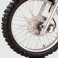 Pneu dianteiro da moto de moto off-road TT-R 230 mostrando os amortecedores 34