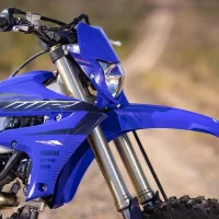 Detalhes da lateral dianteira da Moto Off-Road WR450F Azul destaque na suspensão 10