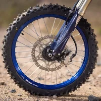 Detalhes do da roda com aro azul da Moto Off-Road WR450F 8