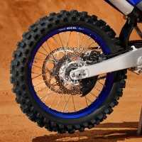 Roda traseira da Moto Off-Road YZ250,com destaque no aro azul e freio de disco hidráulico 10