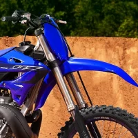 Visão lateral dianteira da Moto Off-Road YZ250 azul com destaque no guidão e na Suspensão 8