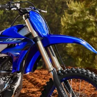 Detalhes da Lateral dianteira da Moto Off-Road YZ250F Destaque na suspensão 10