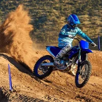Moto Off-Road YZ450F Azul acelerando 2