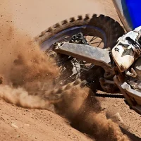 Moto Off-Road YZ450F Azul acelerando com detalhes na roda traseira 0