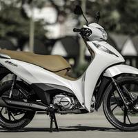 Honda Biz 125 2025: Scooter branca, assento bege, moderna, urbana, econômica, painel digital