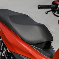 Honda Biz 125 2025: assento, scooter urbana, cor vermelha, design moderno