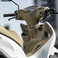 Honda Biz 125 2025: Scooter urbana, cor bege e branca, painel digital, detalhes técnicos