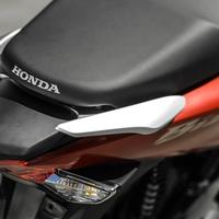 Honda Biz 125 2025: traseira vermelha, assento preto, detalhes prateados, scooter urbana