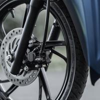 Honda Biz 125 2025: Freio a disco, roda Michelin Pilot Street, detalhes da suspensão