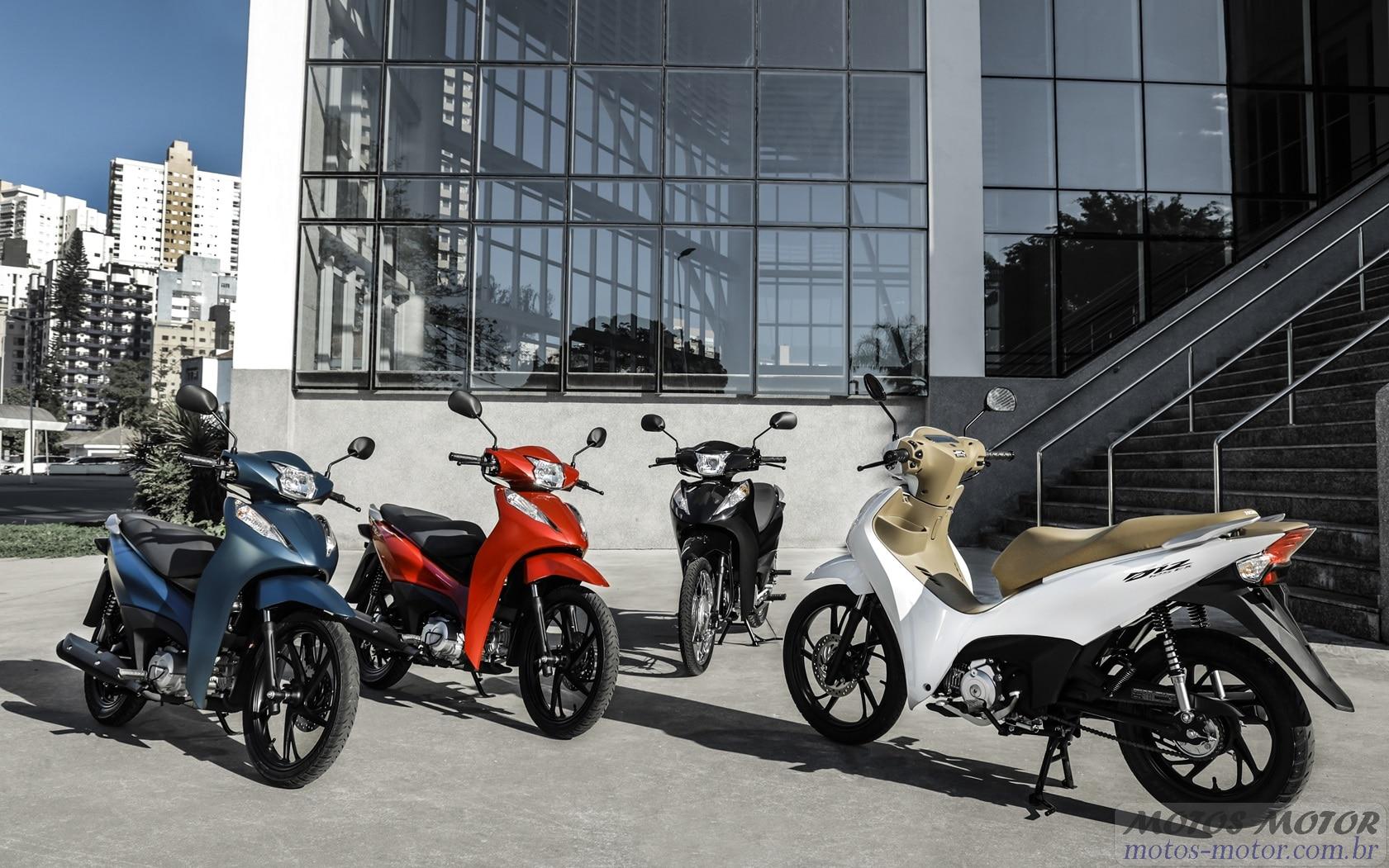 Honda Biz 125 2025: quatro scooters, cores vibrantes, design moderno, ambiente urbano