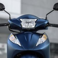 Honda Biz 125 2025: Scooter azul, farol, guidão, espelhos, design moderno