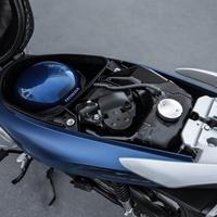 Honda Biz 125 2025: compartimento sob o assento, detalhes do motor e tanque de combustível
