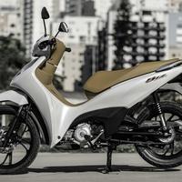 Honda Biz 125 2025: Scooter branca e bege, moderna, urbana, painel digital, 9,53 cv