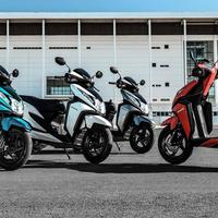 Honda Elite 125 2025: scooters azul, prata e vermelha, design moderno, urbana, eficiente
