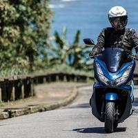 Honda PCX 160 2025: scooter urbana com motor aprimorado e recursos tecnológicos
