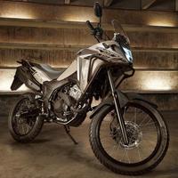 Honda Sahara 300 Bege Metálico: Trail aventureira, 25cv, 2,7kgfm, suspensão longa, pneus Metzeler Karoo