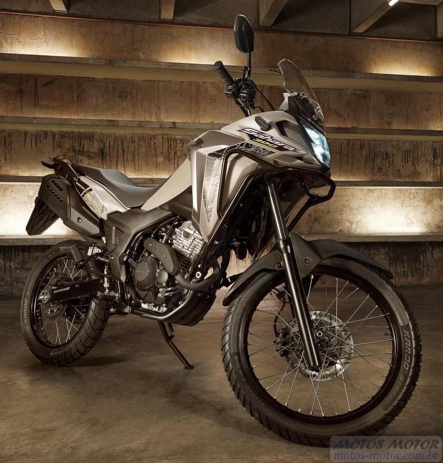 Honda Sahara 300 Bege Metálico: Trail aventureira, 25cv, 2,7kgfm, suspensão longa, pneus Metzeler Karoo